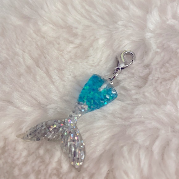 Iridescent travelers notebook w/ 2 notebook inserts and the cutest mermaid charm - Picture 4 of 5